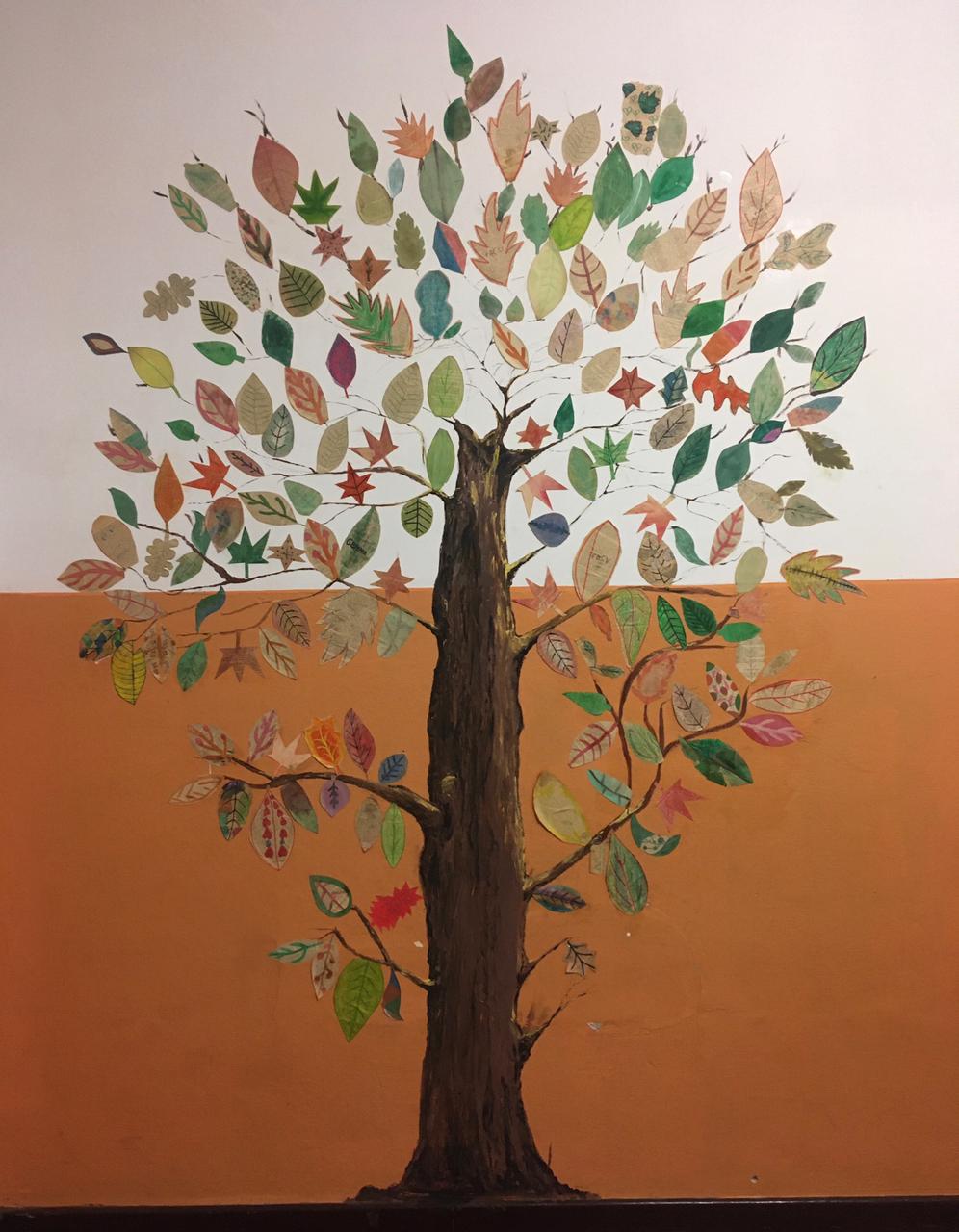 Acto escolar en el patio del colegio, con abanderados y familias